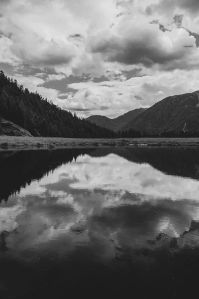 Vista de um pequeno lago de montanha nas Dolomitas — Fotografia de Stock