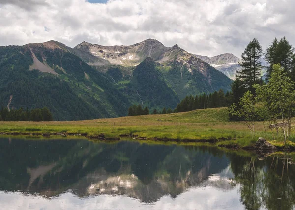 Vista de un pequeño lago de montaña en los Dolomitas — Foto de Stock