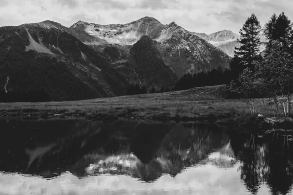 Vista de um pequeno lago de montanha nas Dolomitas — Fotografia de Stock