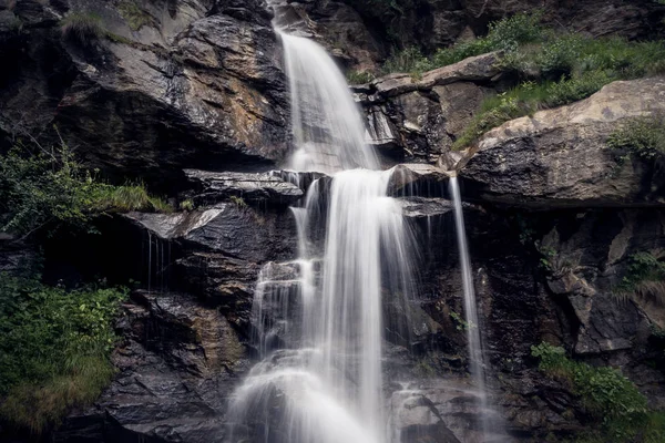 Pequeña cascada en el tiro Dolomitas con larga exposición — Foto de Stock