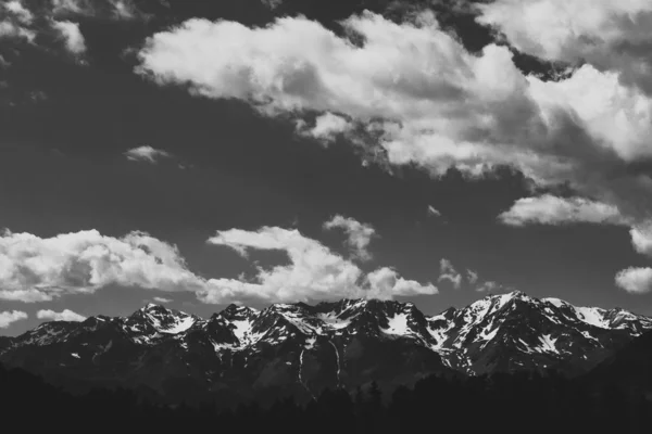 Vislumbre de los imponentes Dolomitas de Val di Sole — Foto de Stock