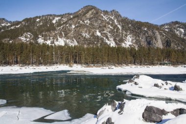Kış dağ nehir kıyı taş ve buz altında