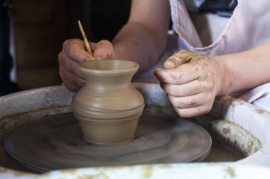 Potter's tekerlek üzerinde bir usta tarafından Clay modelleme öğrenme
