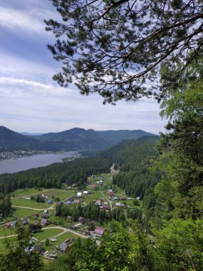 güzel bir dağ görünümünden bir uçurumun üzerinde turistik bakış açısı.