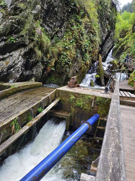 Wasserkraftwerk am Wasserfall der Ästjuba in der Republik Altai am Fluss bol — Stockfoto