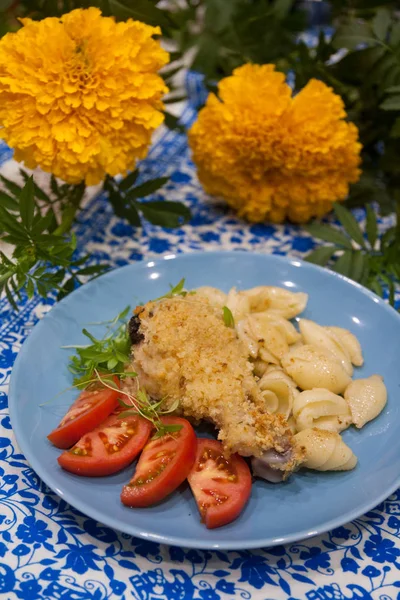 Горячее блюдо: хрустящая курица с нарезанными помидорами и травами - фото еды — стоковое фото