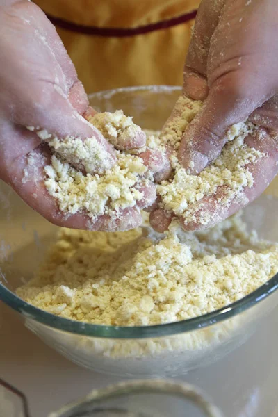 Massa de farinha de cozinha em um boliche de torta vegetal: processo de amassar a mão - foto de cozinha — Fotografia de Stock