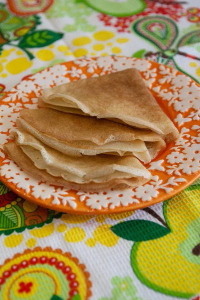 Pancake pembuka tipis segar pada piring: dekorasi dengan bunga dandelion kuning - foto makanan — Stok Foto