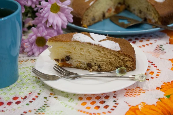 Cake with raisins and dried apricots in a slow cooker: decorated with icing sugar on top - food photo