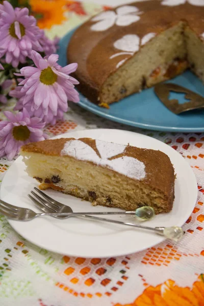 Торт с изюмом и сушеными абрикосами в медленной печи: украшенный сахарной глазурью сверху - пищевое фото — стоковое фото