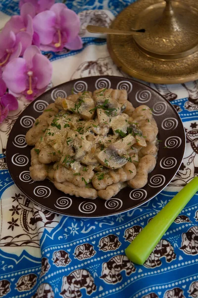 Plato preparado: ñoquis con especias y champiñones indios - Cocina india, foto de la comida —  Fotos de Stock