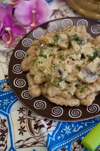 Plato preparado: ñoquis con especias y champiñones indios - Cocina india, foto de la comida —  Fotos de Stock