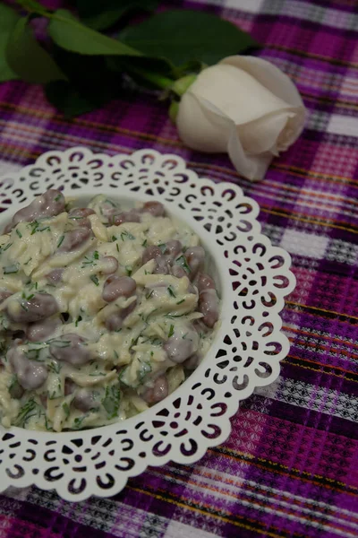 Готовое овощное вегетарианское блюдо: бобовый салат с сыром и травами - Современная кухня, фото еды — стоковое фото