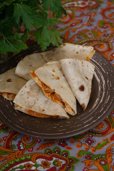 Hidangan Panas Siap Quesadia Punjabi Tortilla Ayam Keju Rempah Rempah — Stok Foto