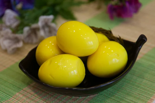 Plat Froid Prêt Oeufs Safran Jaune Marinés Pour Pâques Cuisine — Photo