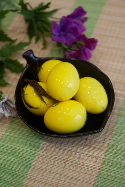 Plato Frío Listo Huevos Azafrán Amarillo Escabeche Para Pascua Cocina —  Fotos de Stock