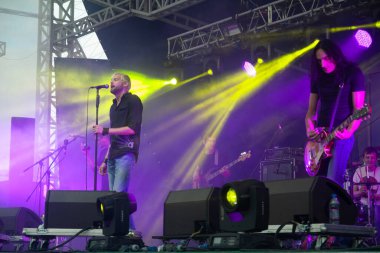 Novosibirsk, Rusya - 22 Ağustos 2015: ChestFest - Rusya Federasyonu Devlet Bayrak Günü: eğlence, müzik ve müzik sanatçıları festivali - sahne müzisyenleri ve şarkıcılar, parlak spot ışıkları, sahne ışıkları