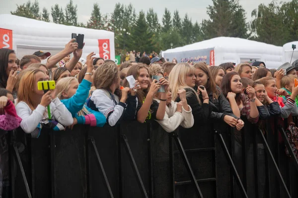 Nowosybirsk, Rosja - 22 sierpnia 2015: Festiwal ChestFest - Święto Flagi Państwa Federacji Rosyjskiej: zabawa, festiwal muzyki i wykonawców muzycznych - zdjęcia widzów i fanów w pobliżu sceny — Zdjęcie stockowe