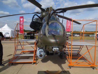 Moskova, Rusya - 28 Ağustos 2015: MAKS - Uluslararası Havacılık ve Uzay Şovu, sergide askeri ve sivil helikopter