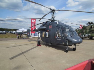 Moskova, Rusya - 28 Ağustos 2015: MAKS - Uluslararası Havacılık ve Uzay Şovu, sergide askeri ve sivil helikopter