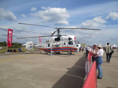 Moskova, Rusya - 28 Ağustos 2015: MAKS - Uluslararası Havacılık ve Uzay Şovu, sergide askeri ve sivil helikopter