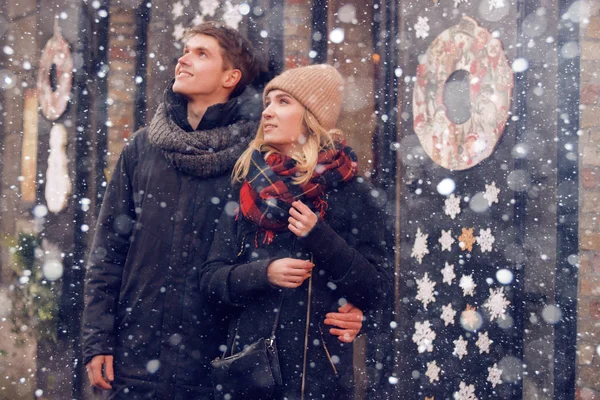 Junges Verliebtes Paar Reist Valentinstag Urlaub Europa Warme Kleidung Hut — Stockfoto