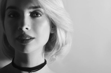 Güzel sarışın kısa saç stili kadın Toned portre portre. Moda model parlak makyaj ile portresi. Büyük dudaklar, retro tarzı. Siyah ve beyaz
