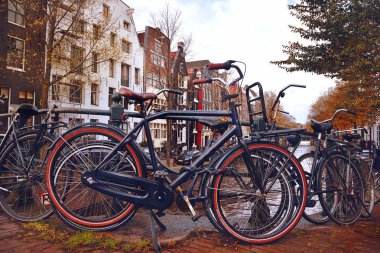 Amsterdam, Hollanda Bisiklet Amsterdam Bisiklet şehir sokak Nehri Kanal Köprüsü üzerinde köprü üzerinde bir köprü üzerinde bisiklet park