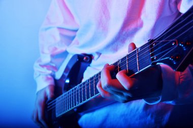 Tutkulu gitarist müzik kavramı fotoğraf. Elektro gitar çalmaya Closeup fotoğraf. rock müzik grubu.