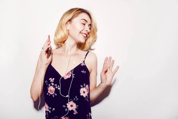 Auriculares Chica Energética Escuchando Música Con Los Ojos Cerrados Fondo —  Fotos de Stock