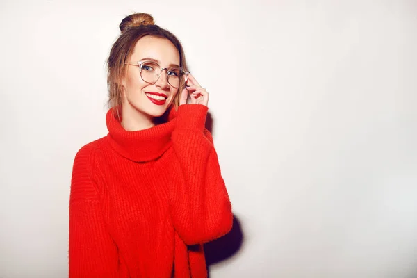 Moda Chica Bastante Cool Con Gafas Suéter Rojo Primer Plano —  Fotos de Stock