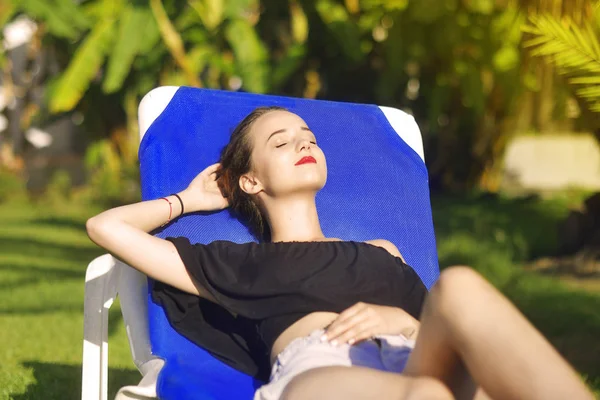 Summer Holidays Young Girls Sunbathing Background Palm Tree Vacation Concept — Stock Photo, Image