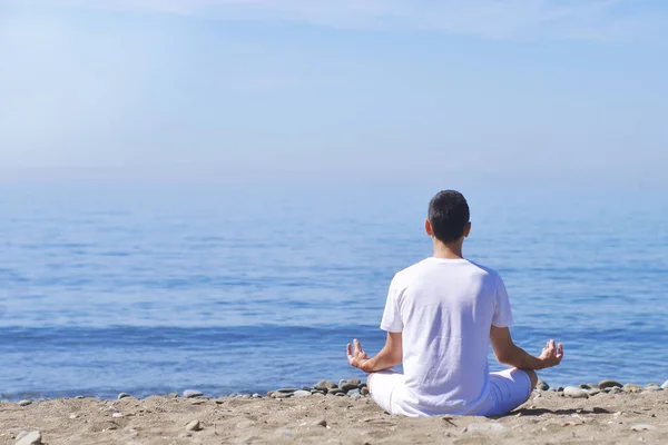 Jonge Man Maakt Meditatie Lotus Vormen Zee Ocean Beach Harmonie Stockfoto