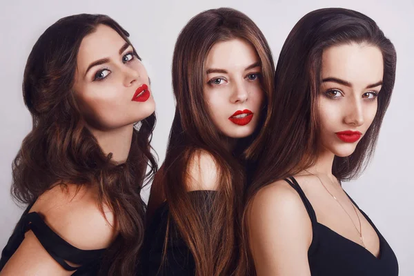 Belleza Tres Mujeres Enfrentan Retrato Morena Mujer Mirando Cámara Concepto — Foto de Stock