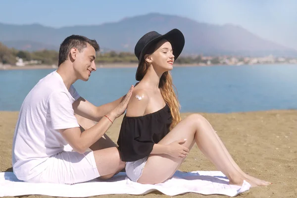 Couple Vacances Été Plage Ont Bons Soins Peau Avec Haute — Photo