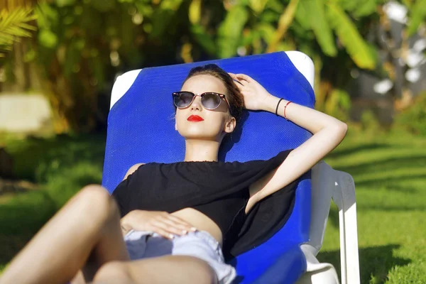 Vacances Été Fashion Girl Dans Des Lunettes Soleil Est Relaxant — Photo