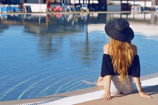 Jeune Belle Fille Sourire Chapeau Mode Noir Lèvres Rouges Cheveux — Photo