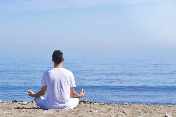 Junger Mann Macht Meditation Lotus Pose Strand Harmonie Und Kontemplation Stockbild