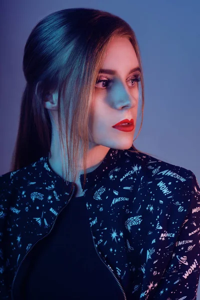 Modelo Con Estilo Aire Mujer Luces Brillantes Colores Posando Estudio — Foto de Stock