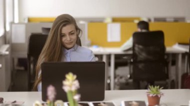 Şirin işçi kız ofiste bir anlaşma yaptı. Onun başarı bakmak için onun Meslektaşlarımız ararsa.