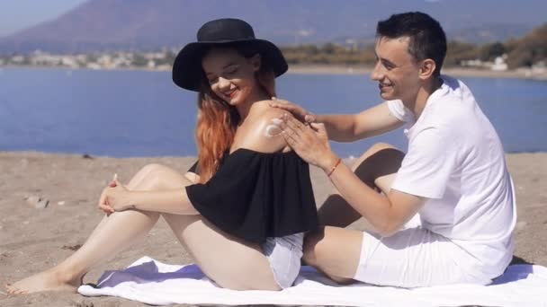 Couples Soins Solaires Vacances Plage Été Ont Bons Soins Peau — Video