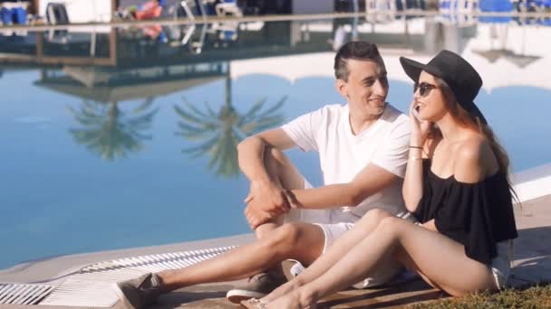 Amantes Despreocupados Descansando Cerca Piscina Chica Con Gafas Sol Sombrero — Vídeos de Stock