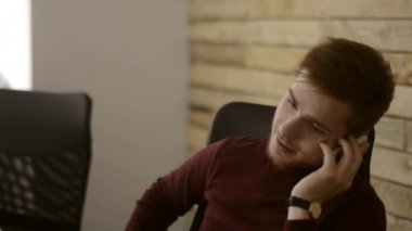 Bir anlaşma, daha sonra kahve içme ve rahatlatıcı müvekkilinin konuşan genç adam