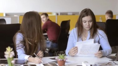 Genç Ofis çalışanları birbirimize aşığız, birbirine bakarak katlanamazlar. O kız arkadaşıyla konuşurken sonra dedikodu.