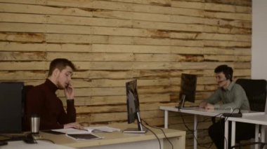 Şanssız bir gün genç ofis çalışanı var, bugün de çalışamam. İşini gerçekten seven ikinci bir işçisi olduğunu.