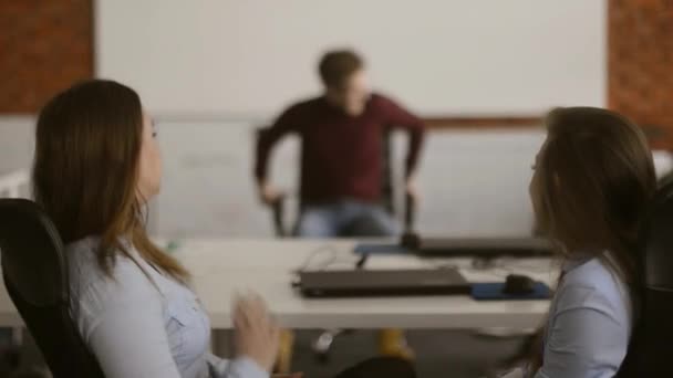 Office Kolay Konuşma Ofis Çalışanları Muhabbet Kahve Molası Sırasında Dreamteam — Stok video