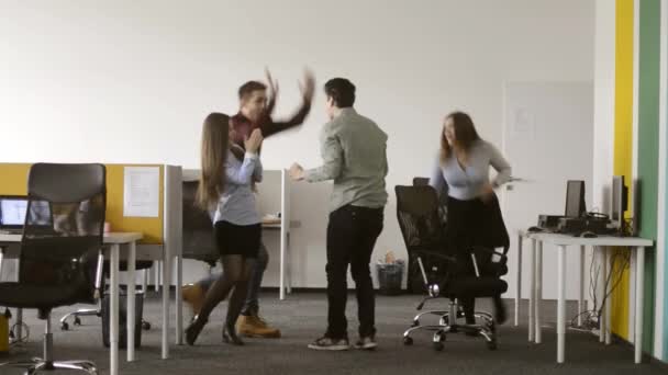 Joven Oficinista Teniendo Día Suerte Soporta Bailar Todos Oficina Están — Vídeo de stock