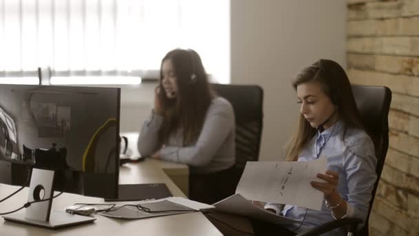 Two Beautiful Girls Sitting Talking Clients Office Selling Some Product — Stock Video