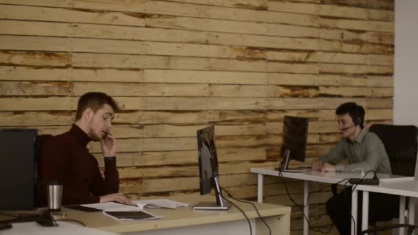 Şanssız Bir Gün Genç Ofis Çalışanı Var Bugün Çalışamam Şini — Stok video