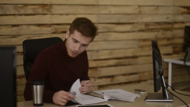 Jeune Homme Affaires Examinant Des Documents Est Stressé Veut Fumer — Video